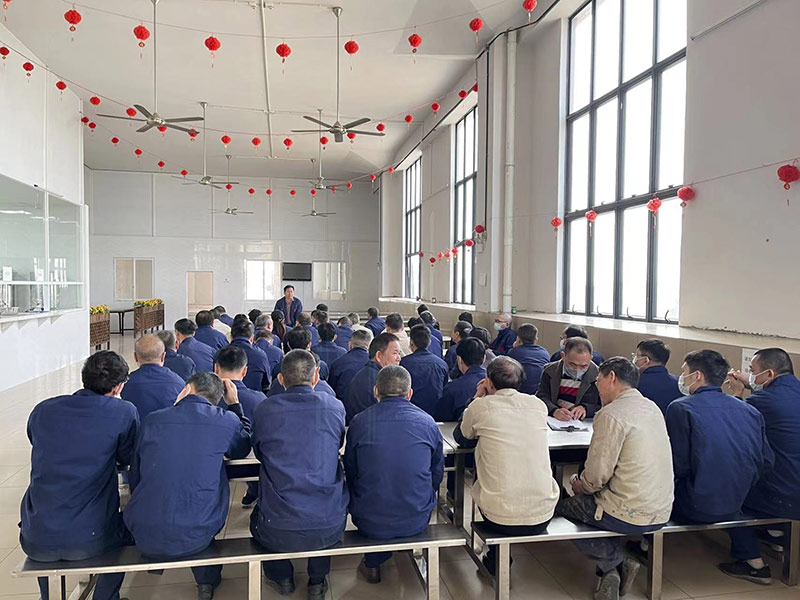 642afa2b515c4 公司员工开会.jpg